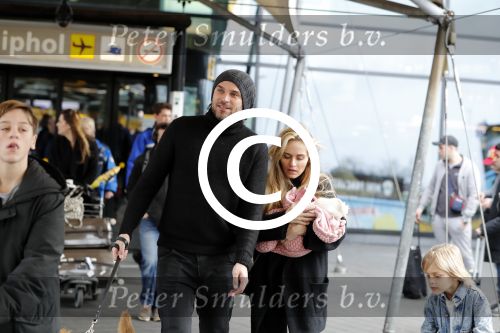 Schiphol 17 februari 2017 
Xander en Sophie de Buisonje komen met hun dochter Cela Lynn en zoon Dex aan op schiphol. Beide ouders familie en Sem v Dijk wachten ze op . Ook de hond is meegekomen.
