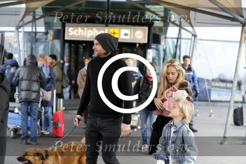 Schiphol 17 februari 2017 
Xander en Sophie de Buisonje komen met hun dochter Cela Lynn en zoon Dex aan op schiphol. Beide ouders familie en Sem v Dijk wachten ze op . Ook de hond is meegekomen.