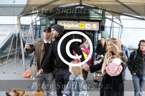 Schiphol 17 februari 2017 
Xander en Sophie de Buisonje komen met hun dochter Cela Lynn en zoon Dex aan op schiphol. Beide ouders familie en Sem v Dijk wachten ze op . Ook de hond is meegekomen.