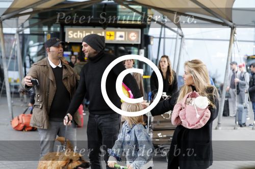 Schiphol 17 februari 2017 
Xander en Sophie de Buisonje komen met hun dochter Cela Lynn en zoon Dex aan op schiphol. Beide ouders familie en Sem v Dijk wachten ze op . Ook de hond is meegekomen.