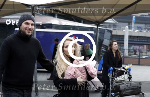 Schiphol 17 februari 2017 
Xander en Sophie de Buisonje komen met hun dochter Cela Lynn en zoon Dex aan op schiphol. Beide ouders familie en Sem v Dijk wachten ze op . Ook de hond is meegekomen.
