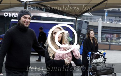 Schiphol 17 februari 2017 
Xander en Sophie de Buisonje komen met hun dochter Cela Lynn en zoon Dex aan op schiphol. Beide ouders familie en Sem v Dijk wachten ze op . Ook de hond is meegekomen.