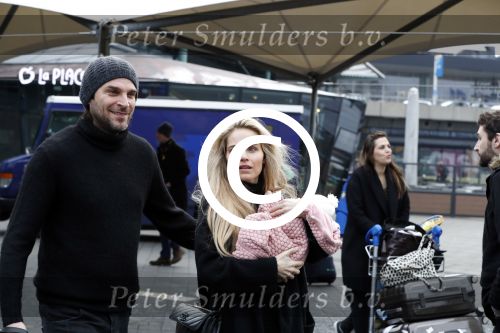 Schiphol 17 februari 2017 
Xander en Sophie de Buisonje komen met hun dochter Cela Lynn en zoon Dex aan op schiphol. Beide ouders familie en Sem v Dijk wachten ze op . Ook de hond is meegekomen.