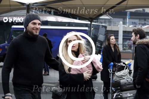 Schiphol 17 februari 2017 
Xander en Sophie de Buisonje komen met hun dochter Cela Lynn en zoon Dex aan op schiphol. Beide ouders familie en Sem v Dijk wachten ze op . Ook de hond is meegekomen.