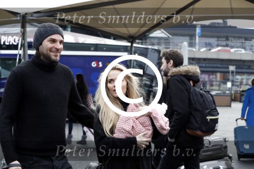 Schiphol 17 februari 2017 
Xander en Sophie de Buisonje komen met hun dochter Cela Lynn en zoon Dex aan op schiphol. Beide ouders familie en Sem v Dijk wachten ze op . Ook de hond is meegekomen.