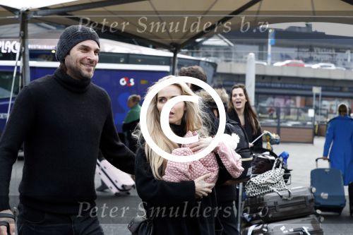 Schiphol 17 februari 2017 
Xander en Sophie de Buisonje komen met hun dochter Cela Lynn en zoon Dex aan op schiphol. Beide ouders familie en Sem v Dijk wachten ze op . Ook de hond is meegekomen.