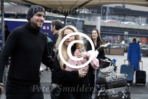 Schiphol 17 februari 2017 
Xander en Sophie de Buisonje komen met hun dochter Cela Lynn en zoon Dex aan op schiphol. Beide ouders familie en Sem v Dijk wachten ze op . Ook de hond is meegekomen.