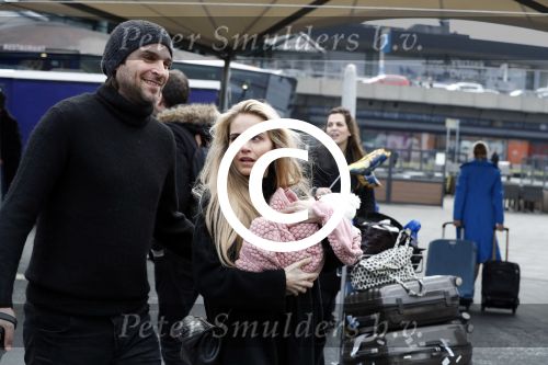 Schiphol 17 februari 2017 
Xander en Sophie de Buisonje komen met hun dochter Cela Lynn en zoon Dex aan op schiphol. Beide ouders familie en Sem v Dijk wachten ze op . Ook de hond is meegekomen.