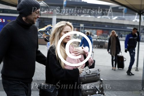 Schiphol 17 februari 2017 
Xander en Sophie de Buisonje komen met hun dochter Cela Lynn en zoon Dex aan op schiphol. Beide ouders familie en Sem v Dijk wachten ze op . Ook de hond is meegekomen.