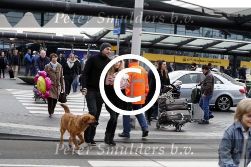 Schiphol 17 februari 2017 
Xander en Sophie de Buisonje komen met hun dochter Cela Lynn en zoon Dex aan op schiphol. Beide ouders familie en Sem v Dijk wachten ze op . Ook de hond is meegekomen.