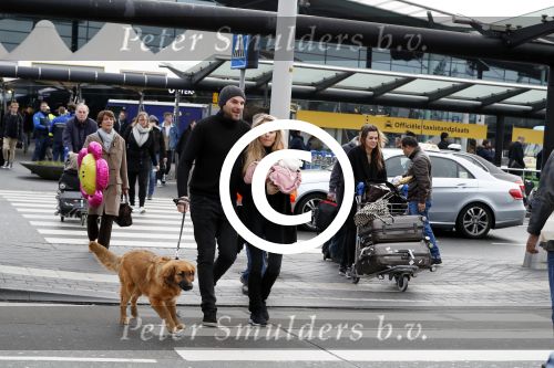 Schiphol 17 februari 2017 
Xander en Sophie de Buisonje komen met hun dochter Cela Lynn en zoon Dex aan op schiphol. Beide ouders familie en Sem v Dijk wachten ze op . Ook de hond is meegekomen.