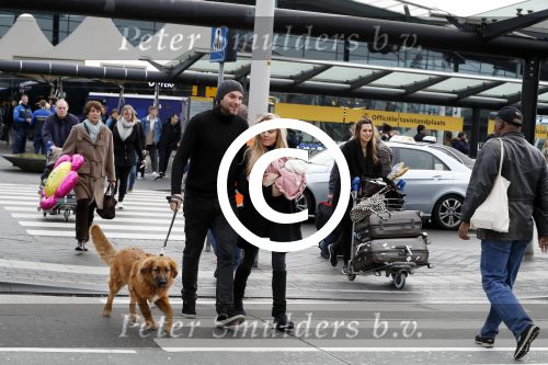 Schiphol 17 februari 2017 
Xander en Sophie de Buisonje komen met hun dochter Cela Lynn en zoon Dex aan op schiphol. Beide ouders familie en Sem v Dijk wachten ze op . Ook de hond is meegekomen.