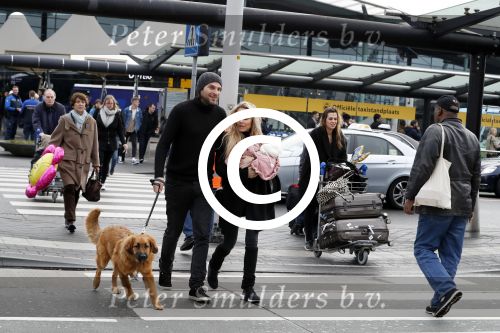 Schiphol 17 februari 2017 
Xander en Sophie de Buisonje komen met hun dochter Cela Lynn en zoon Dex aan op schiphol. Beide ouders familie en Sem v Dijk wachten ze op . Ook de hond is meegekomen.