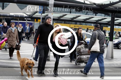 Schiphol 17 februari 2017 
Xander en Sophie de Buisonje komen met hun dochter Cela Lynn en zoon Dex aan op schiphol. Beide ouders familie en Sem v Dijk wachten ze op . Ook de hond is meegekomen.