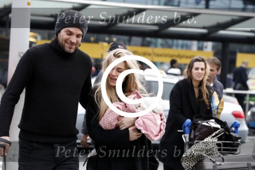 Schiphol 17 februari 2017 
Xander en Sophie de Buisonje komen met hun dochter Cela Lynn en zoon Dex aan op schiphol. Beide ouders familie en Sem v Dijk wachten ze op . Ook de hond is meegekomen.