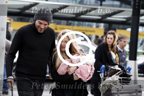 Schiphol 17 februari 2017 
Xander en Sophie de Buisonje komen met hun dochter Cela Lynn en zoon Dex aan op schiphol. Beide ouders familie en Sem v Dijk wachten ze op . Ook de hond is meegekomen.