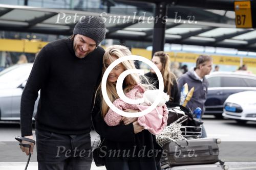 Schiphol 17 februari 2017 
Xander en Sophie de Buisonje komen met hun dochter Cela Lynn en zoon Dex aan op schiphol. Beide ouders familie en Sem v Dijk wachten ze op . Ook de hond is meegekomen.