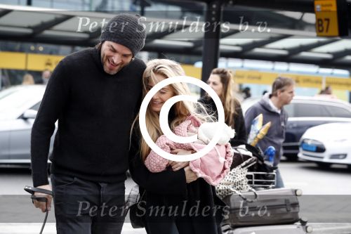 Schiphol 17 februari 2017 
Xander en Sophie de Buisonje komen met hun dochter Cela Lynn en zoon Dex aan op schiphol. Beide ouders familie en Sem v Dijk wachten ze op . Ook de hond is meegekomen.