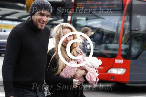 Schiphol 17 februari 2017 
Xander en Sophie de Buisonje komen met hun dochter Cela Lynn en zoon Dex aan op schiphol. Beide ouders familie en Sem v Dijk wachten ze op . Ook de hond is meegekomen.