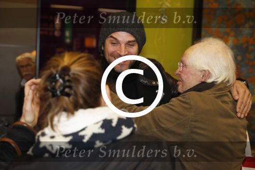 Schiphol 17 februari 2017 
Xander en Sophie de Buisonje komen met hun dochter Cela Lynn en zoon Dex aan op schiphol. Beide ouders familie en Sem v Dijk wachten ze op . Ook de hond is meegekomen.