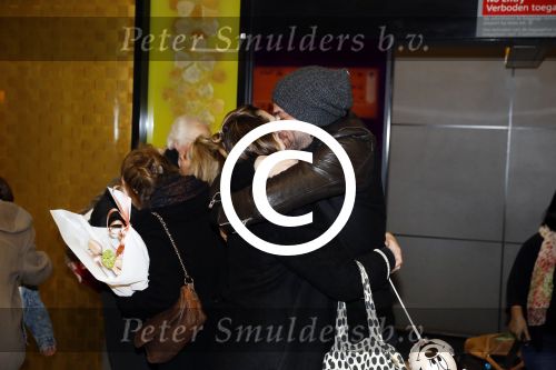 Schiphol 17 februari 2017 
Xander en Sophie de Buisonje komen met hun dochter Cela Lynn en zoon Dex aan op schiphol. Beide ouders familie en Sem v Dijk wachten ze op . Ook de hond is meegekomen.