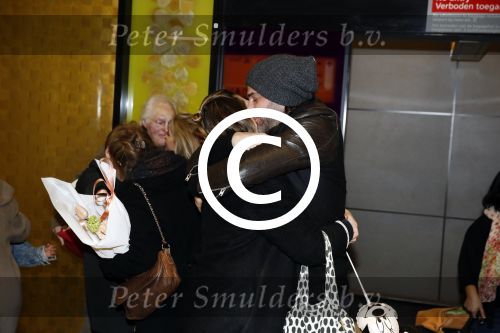 Schiphol 17 februari 2017 
Xander en Sophie de Buisonje komen met hun dochter Cela Lynn en zoon Dex aan op schiphol. Beide ouders familie en Sem v Dijk wachten ze op . Ook de hond is meegekomen.