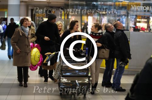 Schiphol 17 februari 2017 
Xander en Sophie de Buisonje komen met hun dochter Cela Lynn en zoon Dex aan op schiphol. Beide ouders familie en Sem v Dijk wachten ze op . Ook de hond is meegekomen.