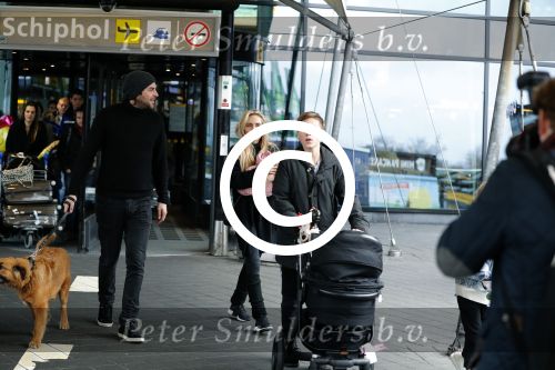 Schiphol 17 februari 2017 
Xander en Sophie de Buisonje komen met hun dochter Cela Lynn en zoon Dex aan op schiphol. Beide ouders familie en Sem v Dijk wachten ze op . Ook de hond is meegekomen.