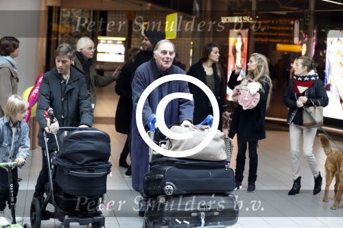 Schiphol 17 februari 2017 
Xander en Sophie de Buisonje komen met hun dochter Cela Lynn en zoon Dex aan op schiphol. Beide ouders familie en Sem v Dijk wachten ze op . Ook de hond is meegekomen.