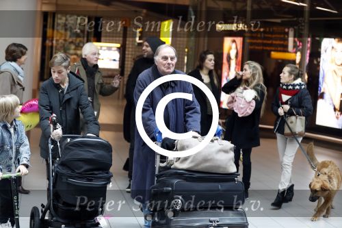 Schiphol 17 februari 2017 
Xander en Sophie de Buisonje komen met hun dochter Cela Lynn en zoon Dex aan op schiphol. Beide ouders familie en Sem v Dijk wachten ze op . Ook de hond is meegekomen.