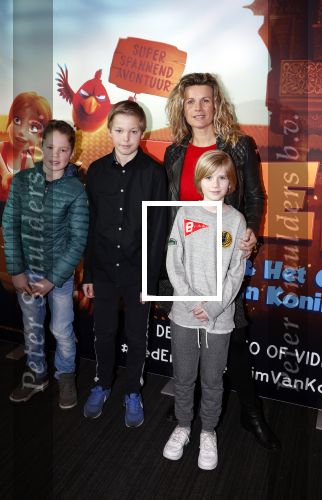 Amsterdam 11 februari 2018
Premiere Ted en het geheim van koning Midas in Pathe arena. Annette Barlo met zoon en vriendjes