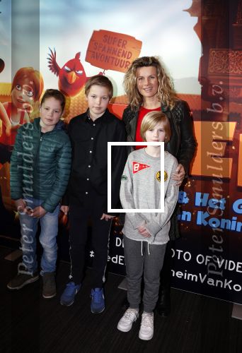 Amsterdam 11 februari 2018
Premiere Ted en het geheim van koning Midas in Pathe arena. Annette Barlo met zoon en vriendjes