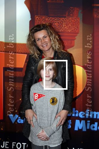 Amsterdam 11 februari 2018
Premiere Ted en het geheim van koning Midas in Pathe arena. Annette Barlo met zoon en vriendjes