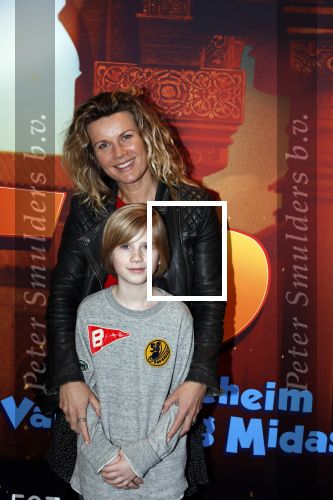 Amsterdam 11 februari 2018
Premiere Ted en het geheim van koning Midas in Pathe arena. Annette Barlo met zoon en vriendjes