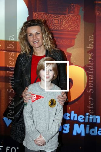 Amsterdam 11 februari 2018
Premiere Ted en het geheim van koning Midas in Pathe arena. Annette Barlo met zoon en vriendjes