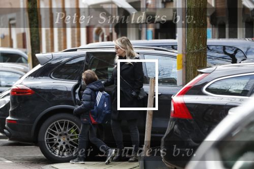 Amsterdam 15 februari 2018 
Chantal janzen met man Marco en zoon naar verloskundigenpraktijk