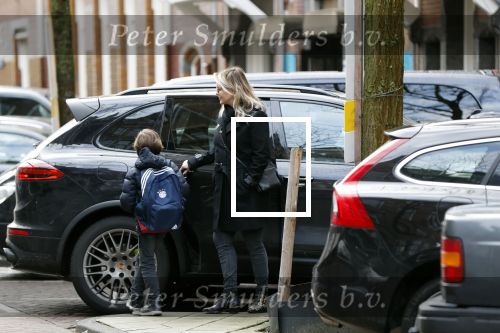 Amsterdam 15 februari 2018 
Chantal janzen met man Marco en zoon naar verloskundigenpraktijk