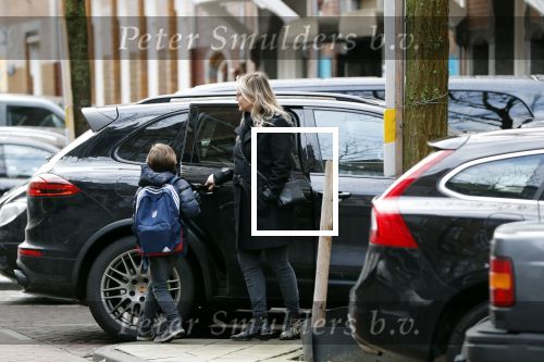 Amsterdam 15 februari 2018 
Chantal janzen met man Marco en zoon naar verloskundigenpraktijk