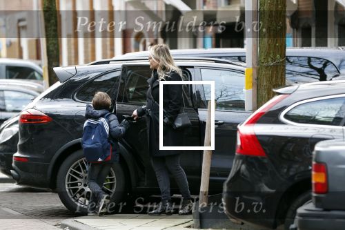 Amsterdam 15 februari 2018 
Chantal janzen met man Marco en zoon naar verloskundigenpraktijk