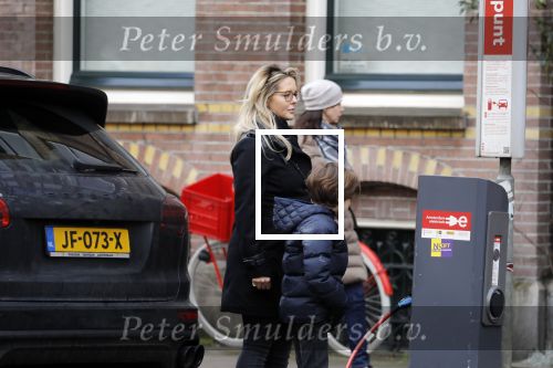 Amsterdam 15 februari 2018 
Chantal janzen met man Marco en zoon naar verloskundigenpraktijk
