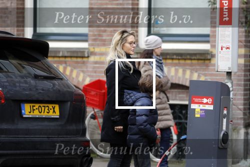Amsterdam 15 februari 2018 
Chantal janzen met man Marco en zoon naar verloskundigenpraktijk