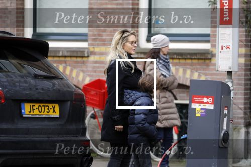 Amsterdam 15 februari 2018 
Chantal janzen met man Marco en zoon naar verloskundigenpraktijk