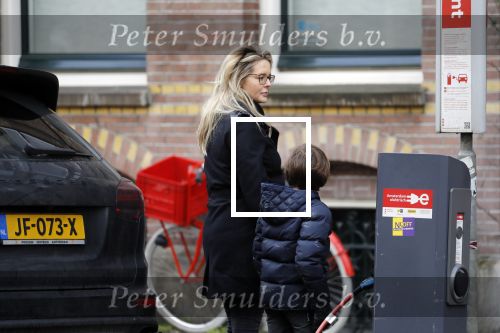 Amsterdam 15 februari 2018 
Chantal janzen met man Marco en zoon naar verloskundigenpraktijk