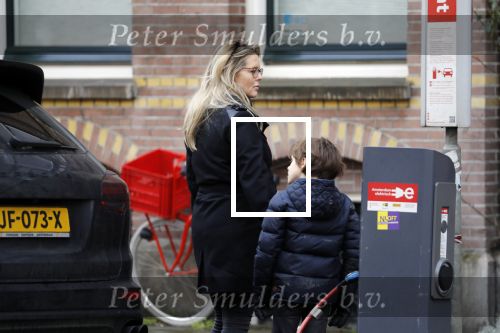 Amsterdam 15 februari 2018 
Chantal janzen met man Marco en zoon naar verloskundigenpraktijk