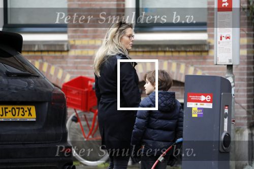 Amsterdam 15 februari 2018 
Chantal janzen met man Marco en zoon naar verloskundigenpraktijk