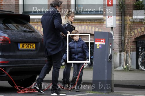 Amsterdam 15 februari 2018 
Chantal janzen met man Marco en zoon naar verloskundigenpraktijk