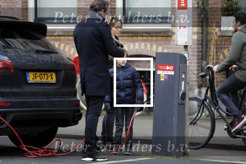 Amsterdam 15 februari 2018 
Chantal janzen met man Marco en zoon naar verloskundigenpraktijk