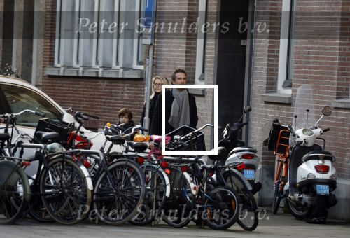 Amsterdam 15 februari 2018 
Chantal janzen met man Marco en zoon naar verloskundigenpraktijk