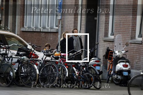 Amsterdam 15 februari 2018 
Chantal janzen met man Marco en zoon naar verloskundigenpraktijk
