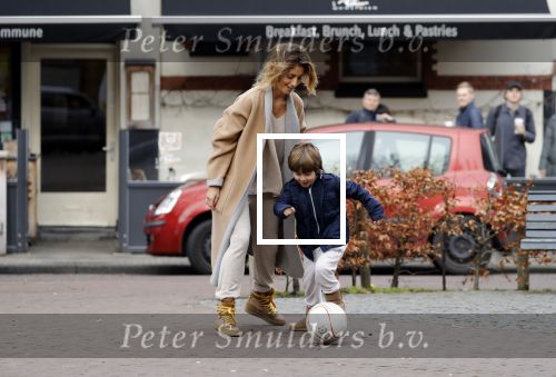Amsterdam 11 maart 2018   
Danie Bles aan het voetballen met zijn zoon